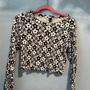 Wild Fable Black and White Flower Daisy Pattern Long Sleeve Top Floral Retro